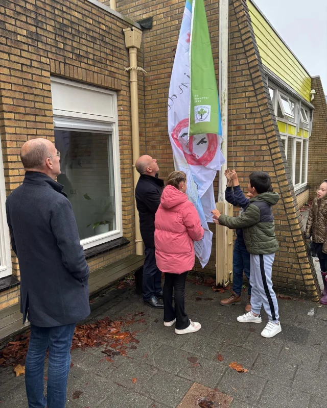 Afgelopen woensdag 20 november was het de Internationale Dag voor de rechten van het Kind. Groep 6&7 heeft les gehad over deze rechten en een vlag ontworpen. De kinderburgemeester van Groningen heeft deze vlag onthuld samen met de voorzitter van Stichting Bevrijdingsbos. #burgerschap #kinderrechten #groningen #noorderbasis #050 #beijum