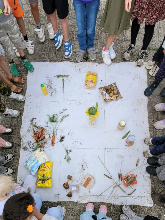 Vandaag heeeft groep 4&5 een andere, maar erg leuke schooldag gehad!In de ochtend hebben de kinderen de eerste van in totaal drie kennismakingslessen schaken gevolgd. Het was zowel leerzaam als gezellig, en de kinderen waren erg enthousiast. ♟️Daarna zijn we naar de schooltuinen gegaan, waar we een les kregen over voedselgewassen.#beijum #lewenborg #meerstad #ruischerwaard #dehunze #050 #groningen #schoolmetdebijbel #noorderbasis #christelijkopvoeden #oudersvannu