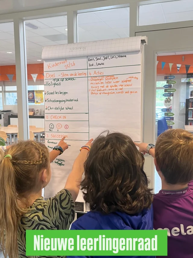 De leerlingenraad is een groep kinderen uit groep 5 t/m 8 die door hun klas verkozen zijn als vertegenwoordiging van hun leerjaar. Elk jaar worden er nieuwe verkiezingen gehouden in de groepen en mogen de kinderen zich presenteren als kandidaat voor de leerlingenraad.Zij bedenken leuke ideeën voor op school zoals op het schoolplein, dingen in de school, maar denken ook mee met beleid, zoals de veiligheid of het lesgeven.De leerlingen in de raad hebben elk een eigen rol en taak. Samen overleggen ze en dragen zorg voor de school. Ze praten dan ook niet enkel voor zichzelf, maar informeren hun groep ook regelmatig, luisteren en vragen om inspraak.#beijum #basisschoolhetpalet #schoolmetdebijbel #lewenborg #meerstad #dehunze #ulgersmaborg #kids050 #burgerschap #christelijkonderwijs #christelijkopvoeden #groningen